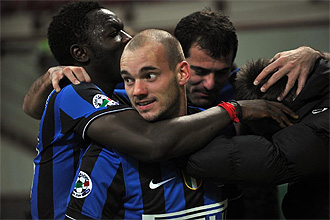 Los jugadores del Inter celebran el tanto de Sneijder ante el Livorno
