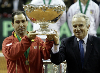Costa levanta la Ensaladera junto al presidente de la ITF, Francesco Ricci Bitti