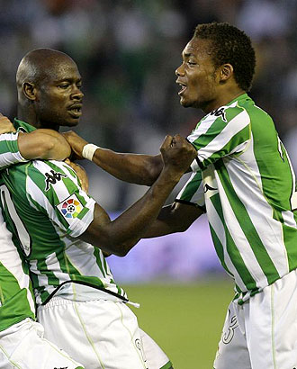 Nelson celebra con Eman un tanto de la pasada temporada, el conseguido ante el Sporting... el portugus tiene especial predilecci por el cameruns
