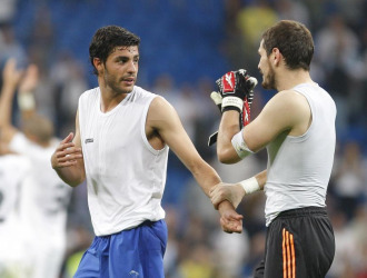 Torres saluda a Casillas al final de un partido