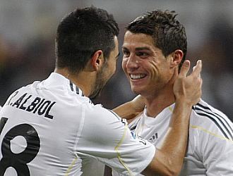 Albiol y Cristiano celebran un gol ante el Xerez en Liga.