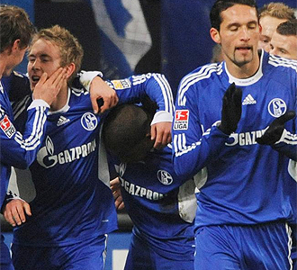 Los jugadores del Schalke celebran el gol de la victoria.