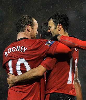 Ryan Giggs se abraza con Wayne Rooney en un partido del Manchester United