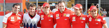Alonso posa con el equipo de Ferrari
