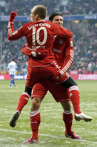 Robben celebra su gol ante el Hertha con Mario Gmez.