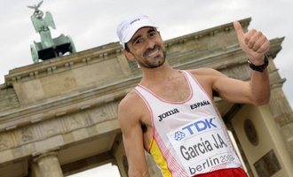 García Bragado posa en la Puerta de Brandenburgo tras conseguir el bronce en los 50 km marcha de los Mundiales de Berlín.