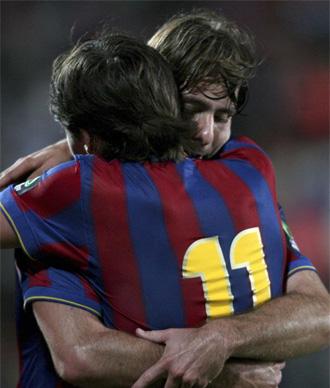 Bojan se abraza a Maxwell tras marcar el gol
