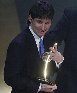 Messi posa con el galardón de la FIFA.