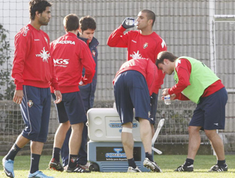 Varios jugadores de Osasuna toman aire durante un entrenamiento.