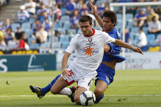 Oier disputa un balón con Adrián, jugador del Getafe.