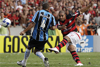 Adriano marca un gol con el Flamengo