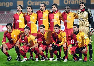 Leo Franco y sus compañeros del Galatasaray posan antes de un partido de la Europa League.