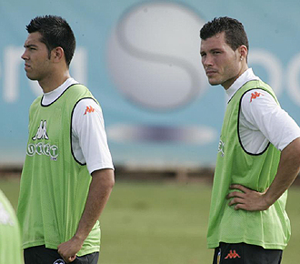 Miku, a la izquierda de la foto, durante un entrenamiento de esta temporada con el Valencia, junto a David Navarro