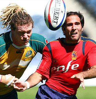 Pablo Feijoo intenta evitar el placaje del australiano Ben 'Tarzan' Corridas durante el Seven de Edimburgo de 2009 de las Series Mundiales