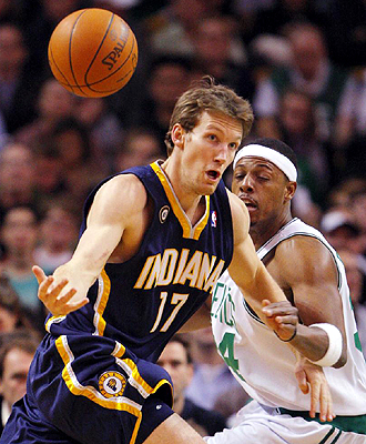 Paul Pierce presiona a Mike Dunleavy para que éste pierda el balón en el duelo entre Indiana Pacers y Boston, en el que se lesionó el alerto de los Celtics