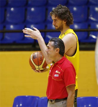 Pau Gasol y Scariolo, en un entrenamiento de la seleccin.