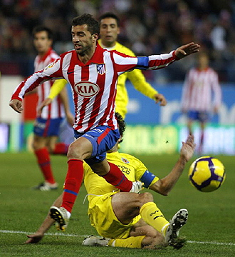 Simao intenta superar a la defensa del Villarreal en el último partido de los rojiblancos en el Calderón