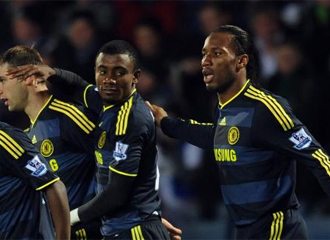 Drogba y Kalou celebran un gol con sus compaeros del Chelsea