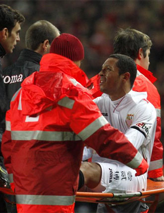 Adriano abandona el campo despus de lesionarse ante el Sporting