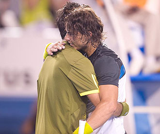 Fernando Verdasco y Rafa Nadal abrazándose