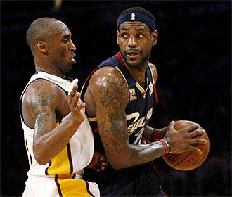 Kobe defiende a LeBron en el partido que jugaron recientemente.