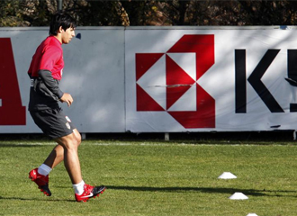 Agero realiza un ejercicio durante un entrenamiento del Atltico de Madrid