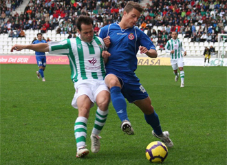 Arteaga pugna por un balón en el partido ante el Girona