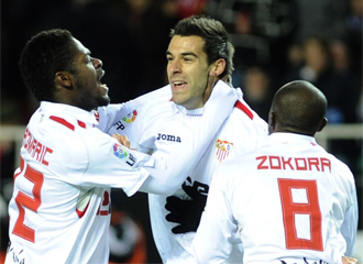 Negredo celebra un gol con Romaric y Zokora