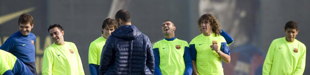 Los jugadores del Barcelona comparten bromas en el entrenamiento del conjunto azulgrana.