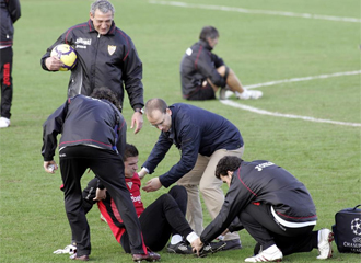 Javi Varas es atendido tras sufrir la lesin en el entrenamiento del Sevilla