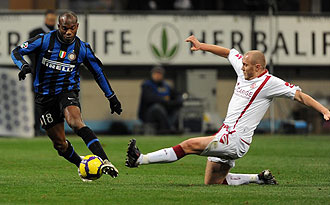 David Suazo jugando con el Inter