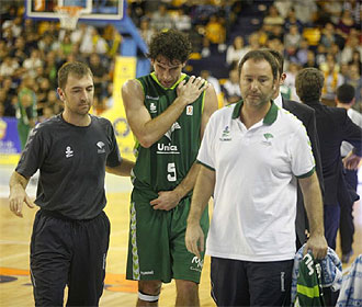 Berni Rodrguez se toca el hombro en Centro Insular de Deportes de Gran Canaria.