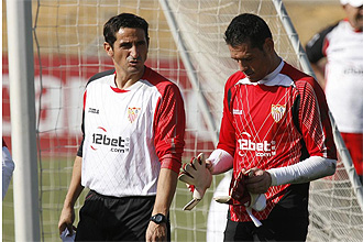 Manolo Jimnez y Palop hablan durante un entrenamiento