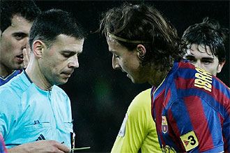Gonzlez Vzquez dialoga con Ibrahimovic tras amonestarle en el partido que enfrent al Barcelona y al Villarreal
