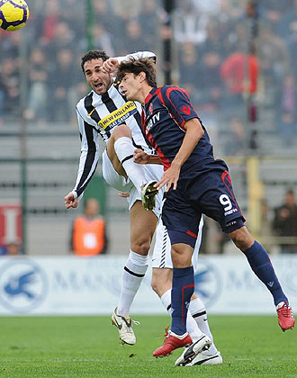 Molinaro salta a por un baln ante Nene, del Cagliari.