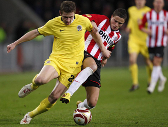 Afellay pugna por un baln con un futbolista del Sparta durante un choque de la Europa League.