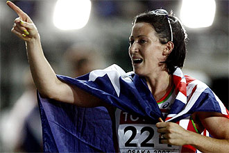 Jana Rawlinson celebra su victoria en la final de los 400 metros vallas en el Mundial de Osaska