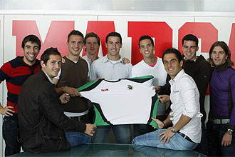 Algunos de los jugadores del Alcorcn posan en la redaccin de MARCA con una camiseta del Racing, su prximo rival en Copa
