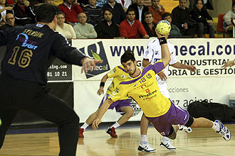 Eduardo Gurbindo lanza en una penetracin durante un partido de Liga contra el Ciudad Real.