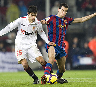 Busquets lucha un balón en el choque ante el Sevilla.
