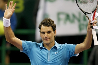 Federer, con gesto de campen, saluda al pblico tras ganar a Gulbis.