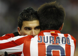 Reyes se abraza con Jurado tras conseguir su primer gol con el Atltico de Madrid