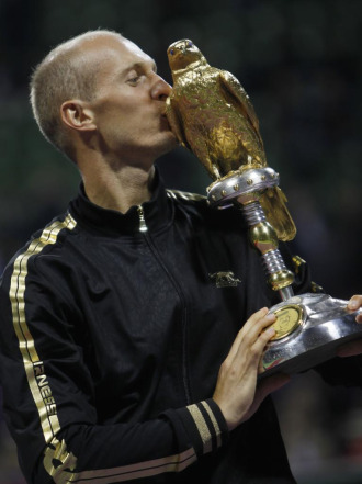 Nicolay Davydenko posa con el trofeo de canmpeón en Doha.
