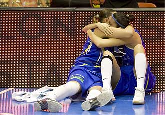 Dos jugadores del Perfumeras Avenida se abrazan tras la derrota de su equipo.