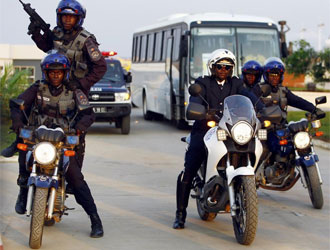 Las fuerzas de seguridad de Angola escoltando el autobs de Ghana.