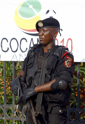 Un miembro de las fuerzas especiales de la polica angolea velando por la seguridad de la Copa de frica.