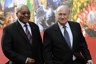 El presidente de Sudfrica, Jacob Zuma, junto al de la UEFA, Joseph Blatter.