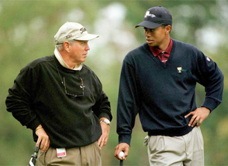 Woods con su entrenador, en una imagen de archivo.