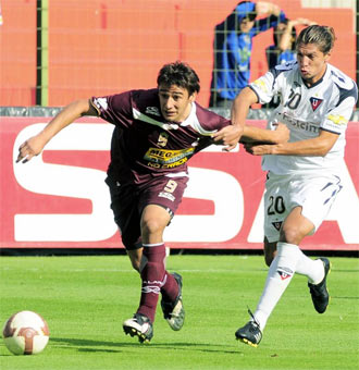 Eduardo Salvio lucha un baln con Enrique Vera durante un partido de la Copa Sudamericana