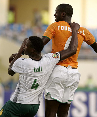 Tour pugna por un baln areo con Tall en el empate entre Costa de Marfil y Burkina Faso